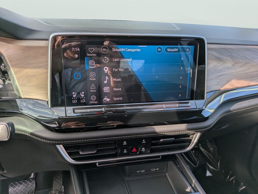 2024 Volkswagen Atlas 2.0T SE w/Technology