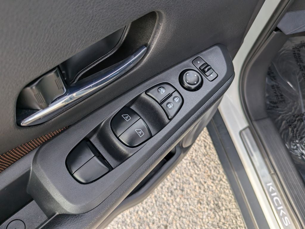2021 Nissan Kicks SR