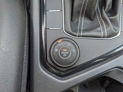 2025 Volkswagen Taos 1.5T SE Black