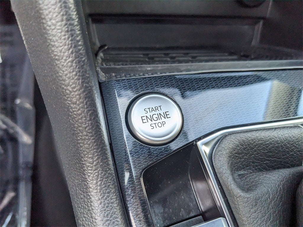 2025 Volkswagen Taos 1.5T SE Black