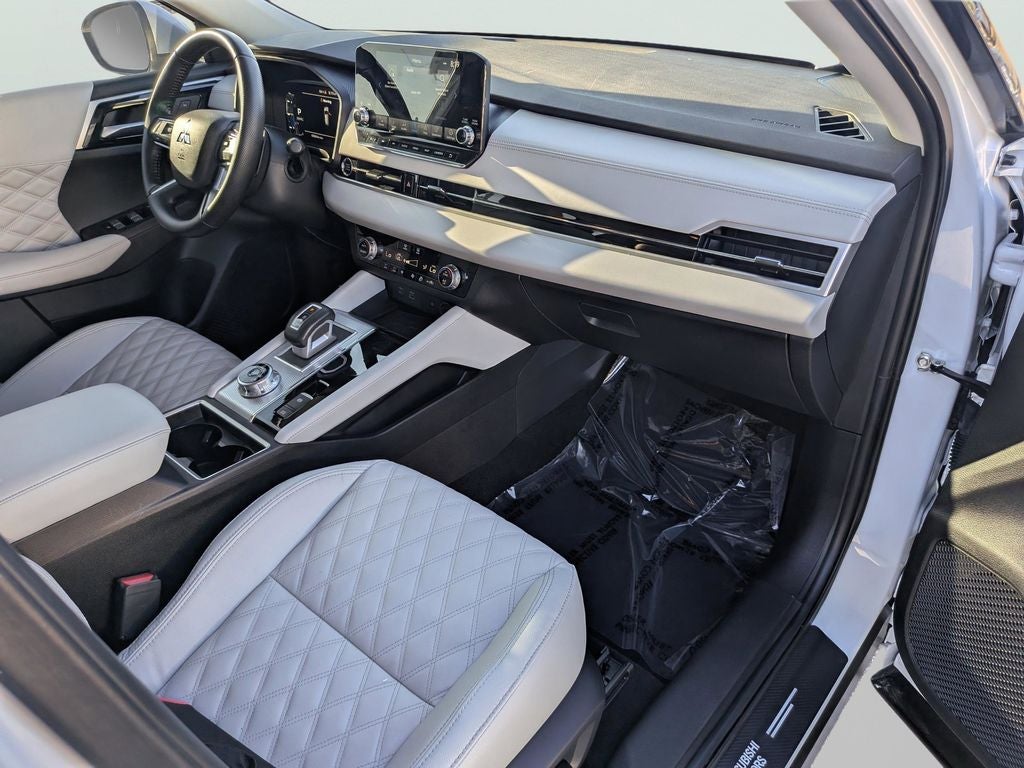 2024 Mitsubishi Outlander Base