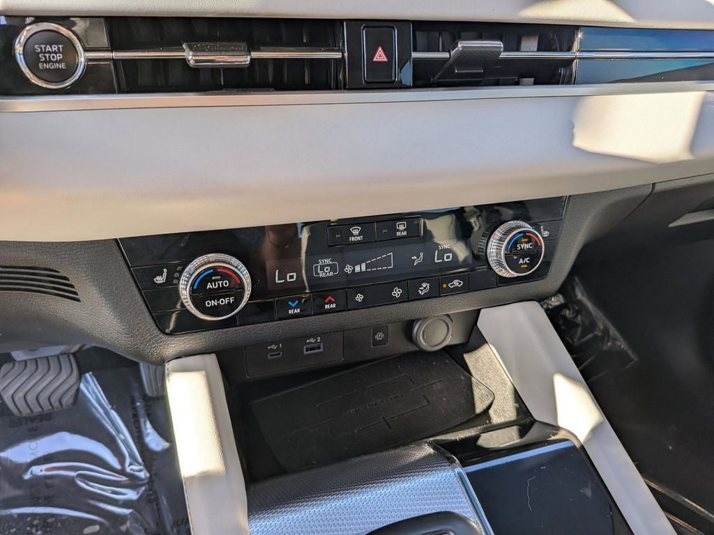 2024 Mitsubishi Outlander Base