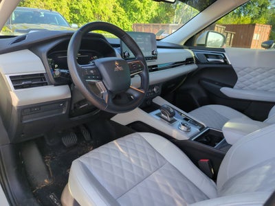 2024 Mitsubishi Outlander Base