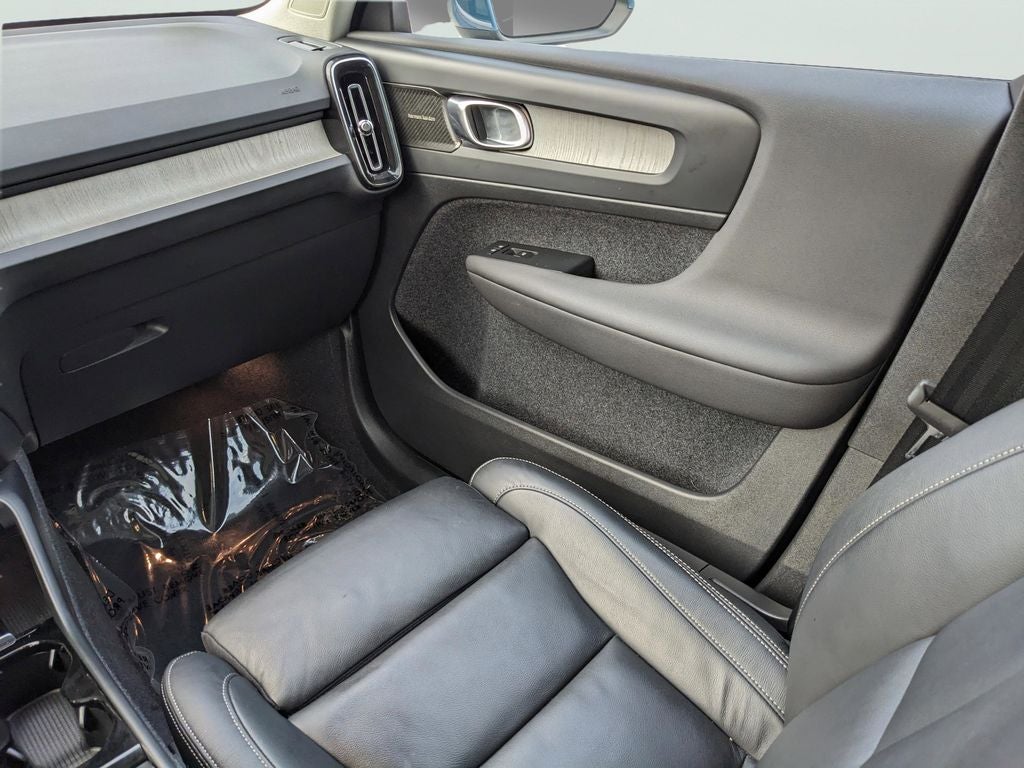 2023 Volvo XC40 B5 Plus Bright Theme
