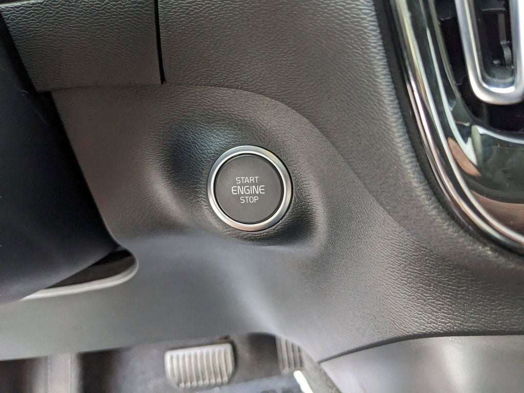 2023 Volvo XC40 B5 Plus Bright Theme