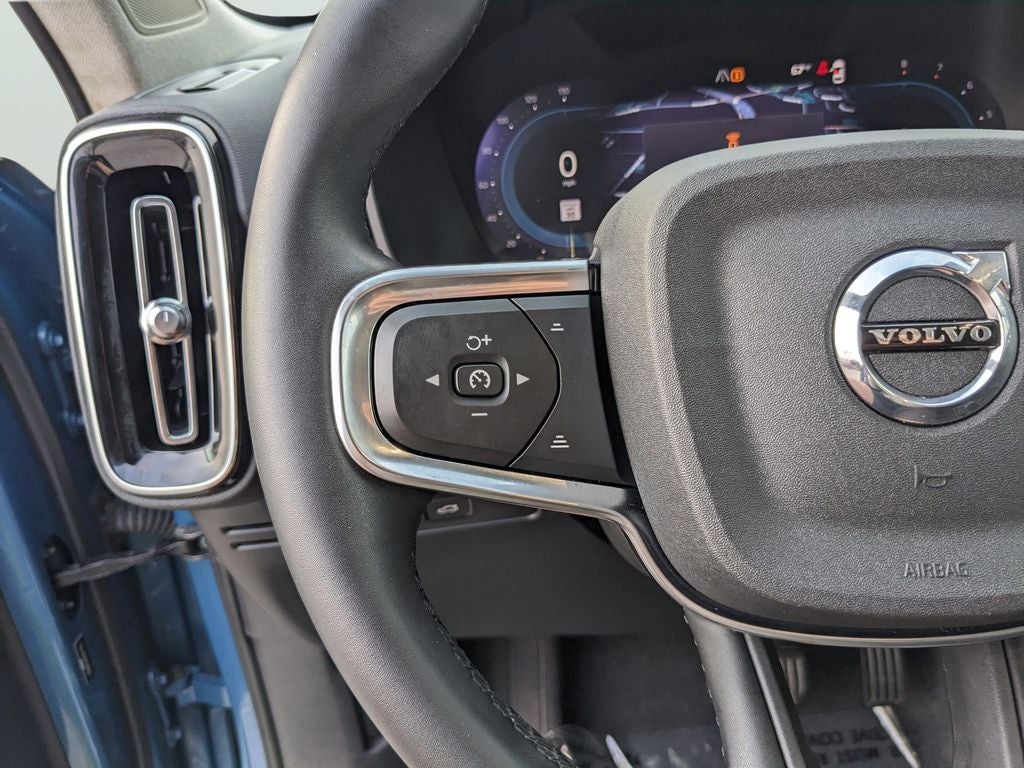2023 Volvo XC40 B5 Plus Bright Theme