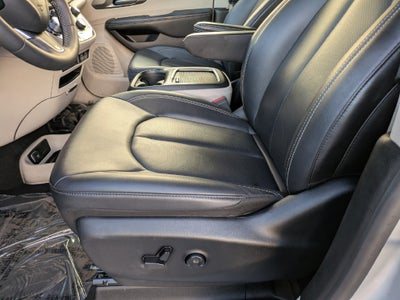 2024 Chrysler Pacifica Select