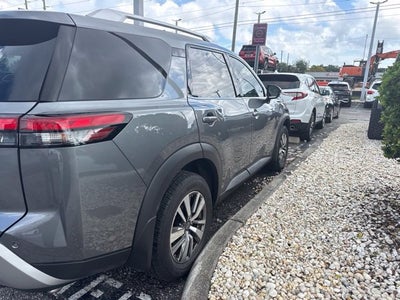 2025 Nissan Pathfinder SL